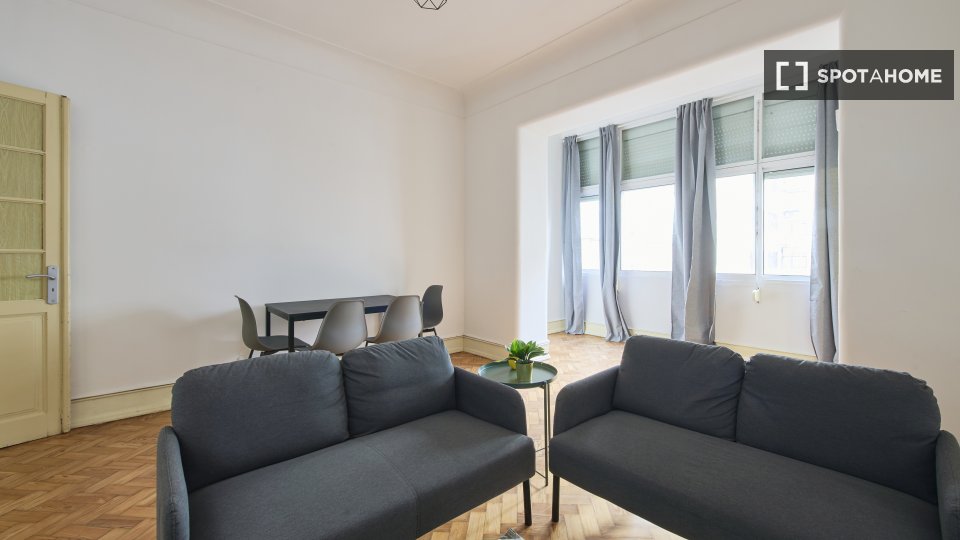 Double room Lisbon, 5 beds — photo 17