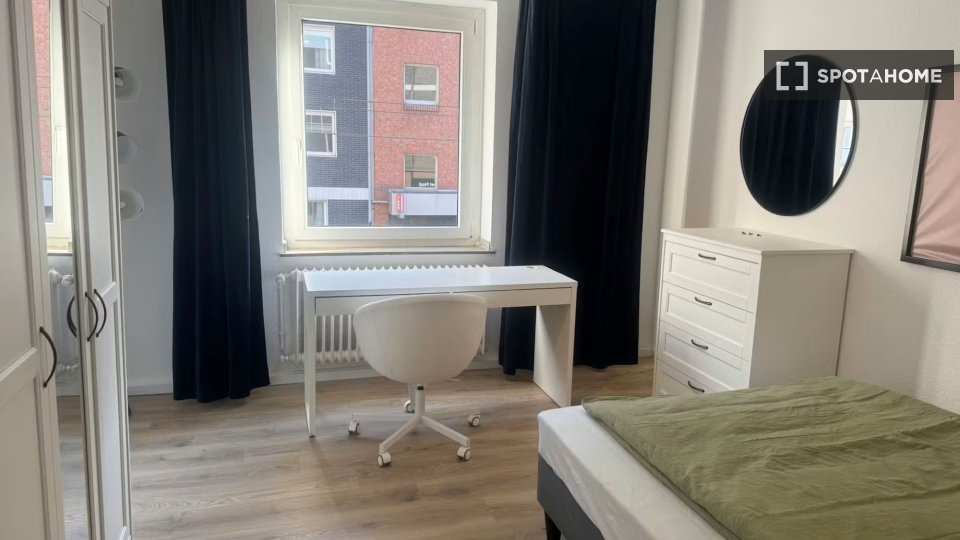 Double room Dusseldorf, 4 beds, 100m² — photo 3