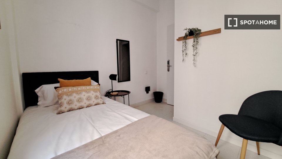 Stanza in un appartamento condiviso con 14 camere da letto in affitto a Castillejos, Madrid - in Madrid