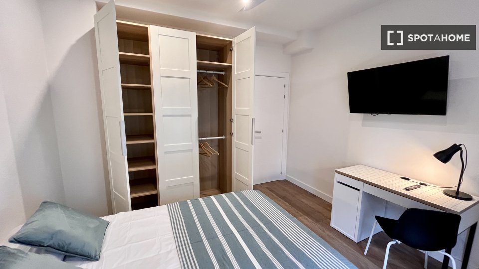 Double room Madrid, 5 beds, 110m² — photo 2