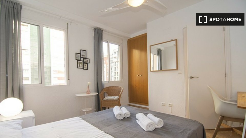Double room Valencia, 3 beds, 90m² — photo 2