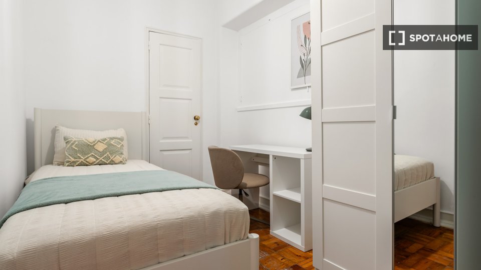Double room Lisbon, 5 beds — photo 9