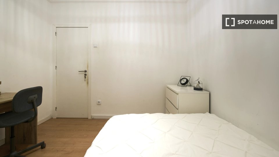 Double room Lisbon, 4 beds — photo 13