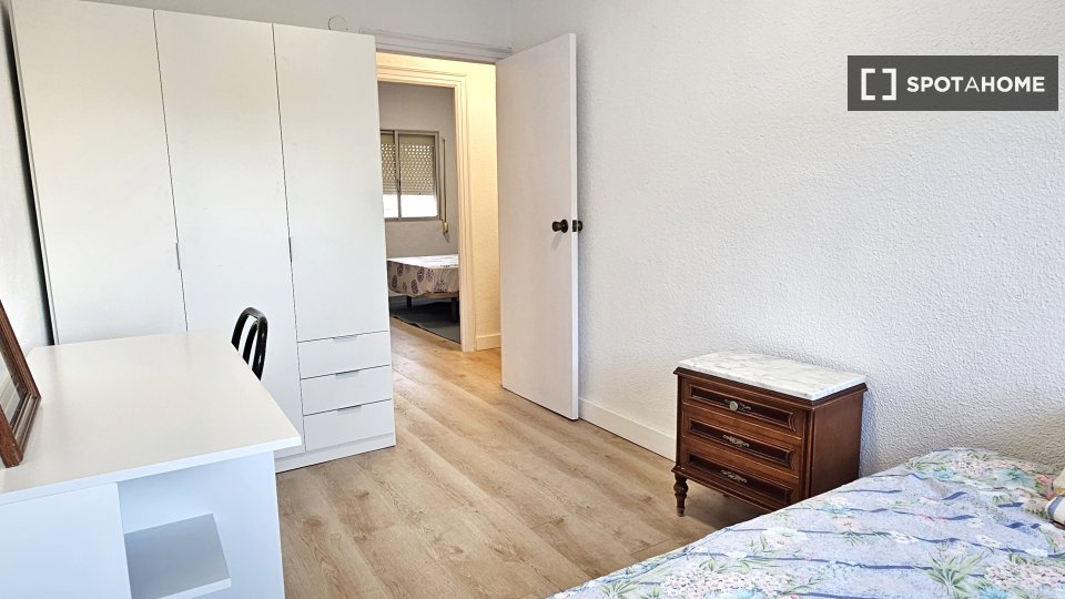 Habitación en piso compartido en 500 Viviendas, Almería