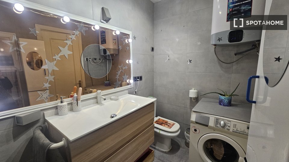 Double room Madrid, 3 beds, 75m² — photo 5