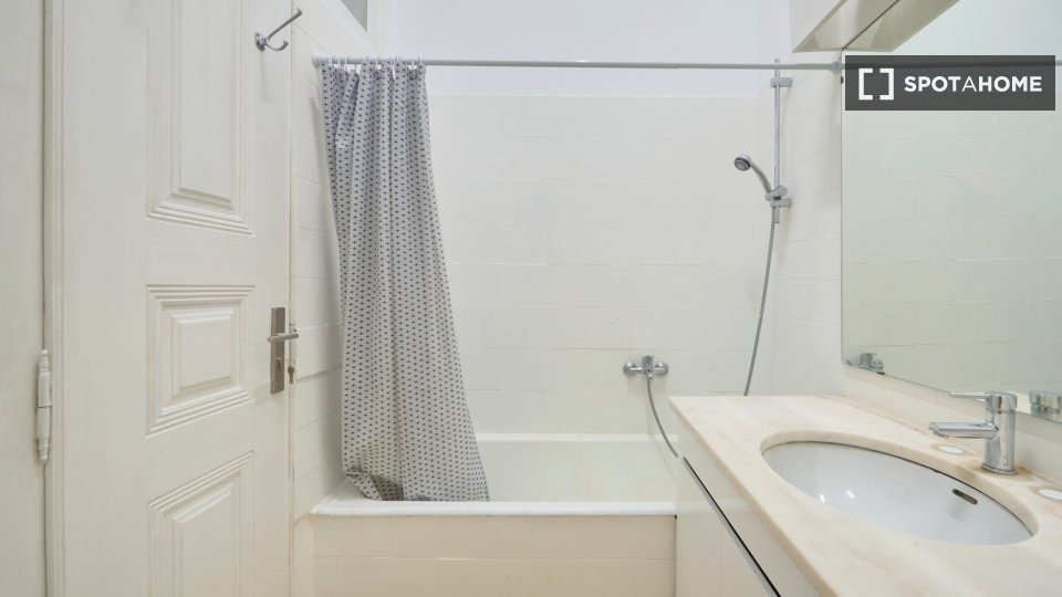 Double room Lisbon, 9 beds — photo 28