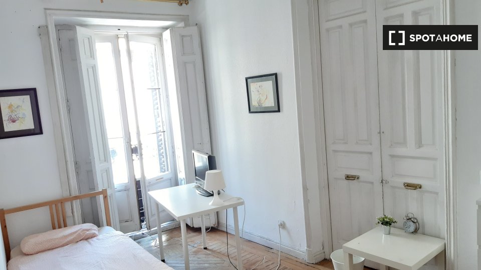 Double room Madrid, 12 beds, 280m² — photo 3
