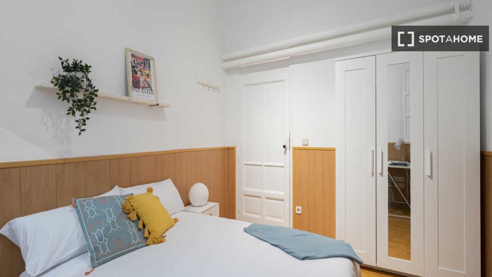 Double room Madrid, 3 beds — photo 21