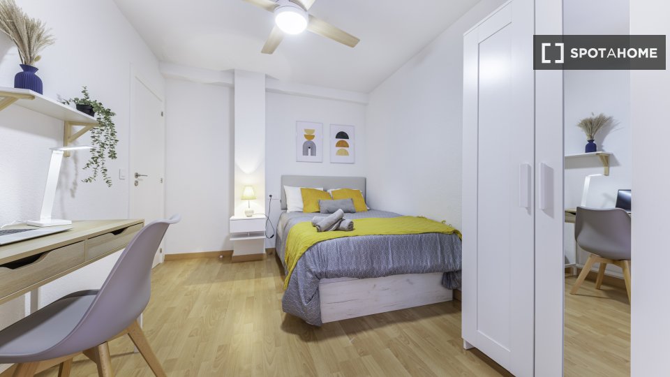 Double room Alicante, 4 beds, 103m² — photo 12