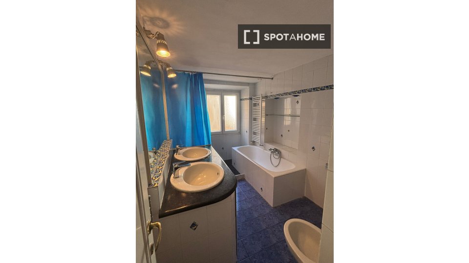 Double room Rome, 3 beds — photo 19