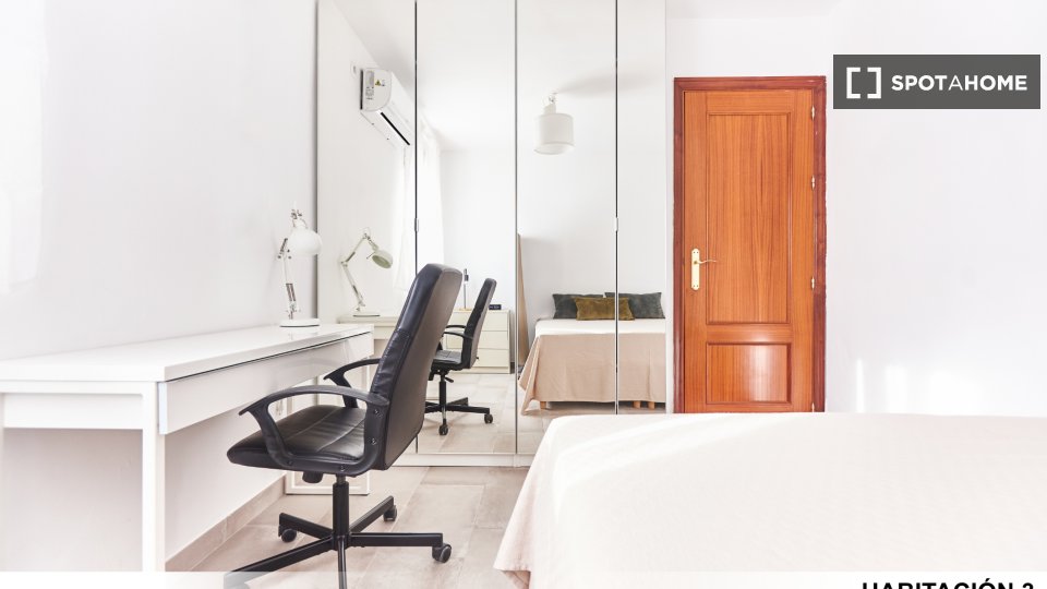 Double room Seville, 3 beds — photo 36