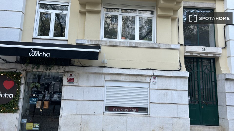 Double room Lisbon, 6 beds, 160m² — photo 3