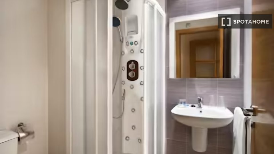 Double room Alicante, 2 beds, 70m² — photo 1
