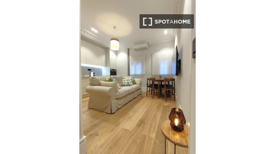 Apartamento de 2 dormitorios en alquiler en Cortes, Madrid