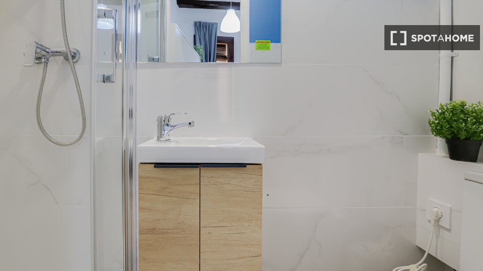 Double room Barcelona, 5 beds — photo 17