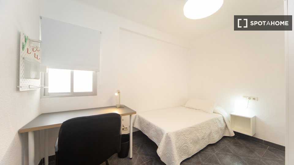 Double room Granada, 3 beds, 75m² — photo 19