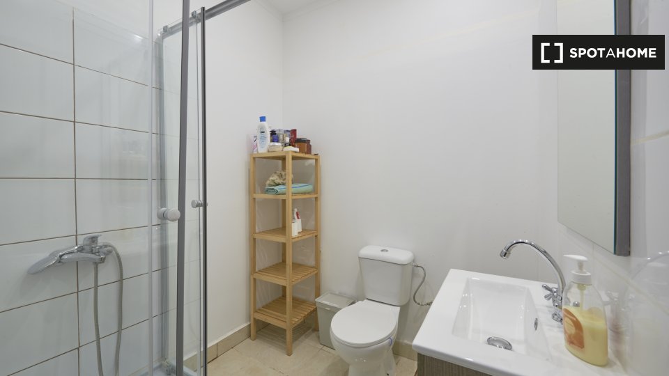 Double room Lisbon, 6 beds — photo 19