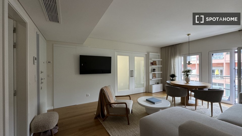 Apartment Lisbon, 2 beds, 99m² — photo 19