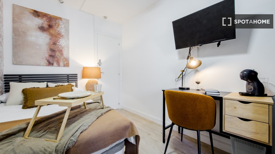 Double room Madrid, 6 beds, 110m² — photo 1