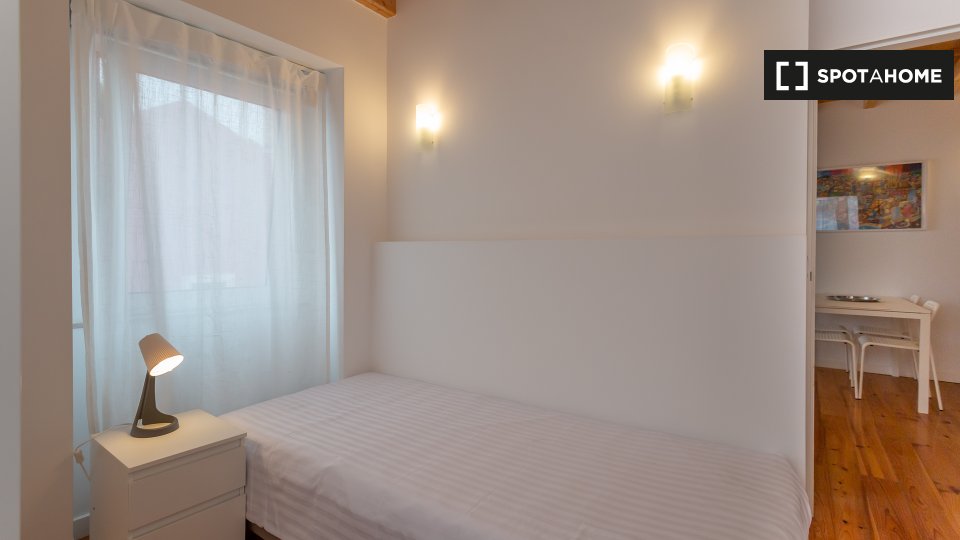 Apartment Lisbon, 4 beds, 75m² — photo 16