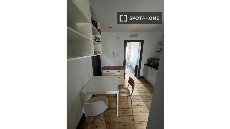 Double room Brussels, 2 beds, 23m² — photo 1