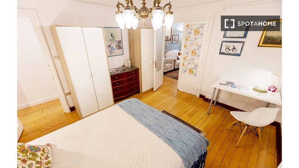 Amplia habitación en un apartamento de 7 dormitorios en Indautxu, Bilbao