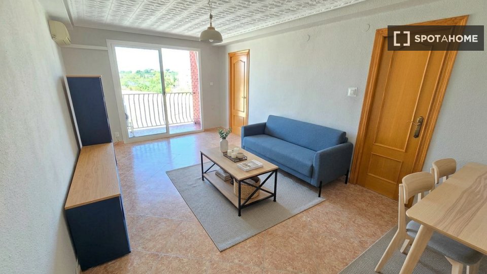 Camera in affitto in un appartamento condiviso con 4 camere da letto a Moncada. - in Valencia