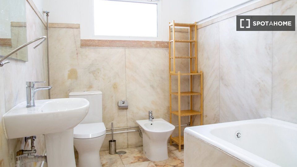 Double room Lisbon, 9 beds — photo 16