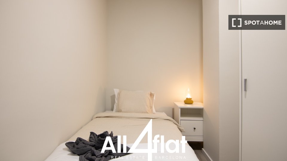 Apartment Barcelona, 4 beds, 73m² — photo 10