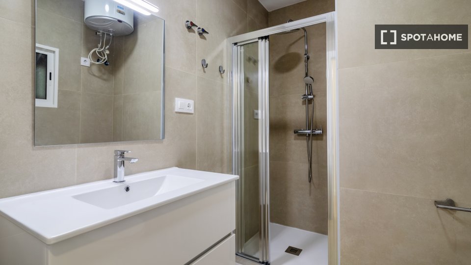 Camera in un appartamento condiviso con 5 camere da letto, Mont-Olivet, Valencia. - a Valencia