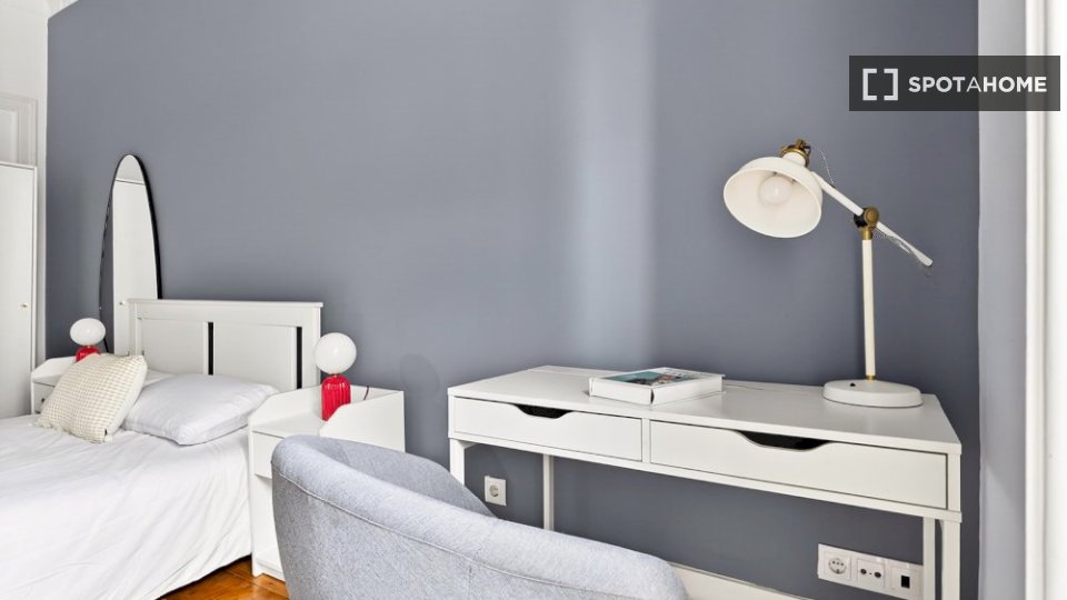 Double room Lisbon, 5 beds — photo 12
