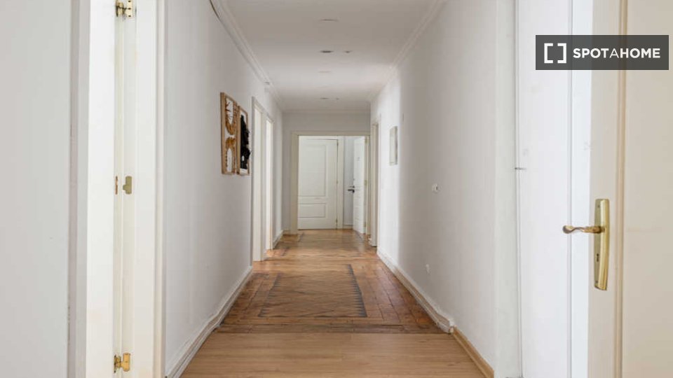 Double room Lisbon, 8 beds — photo 48