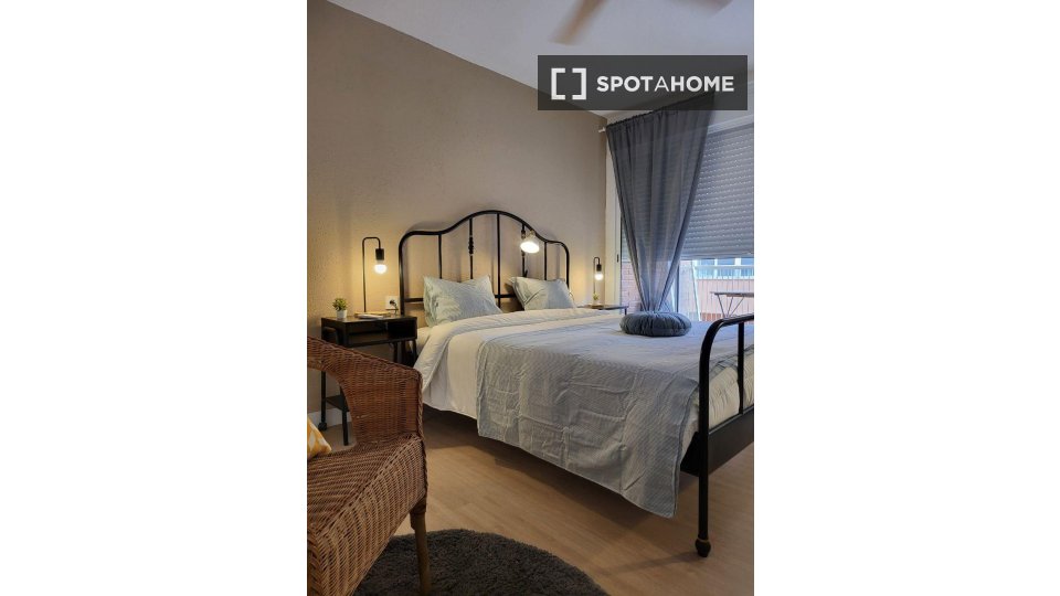 Double room Alicante, 5 beds, 120m² — photo 1