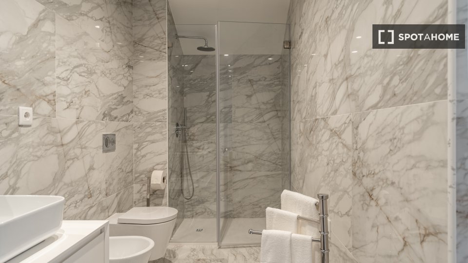 Apartment Lisbon, 2 beds, 126m² — photo 9