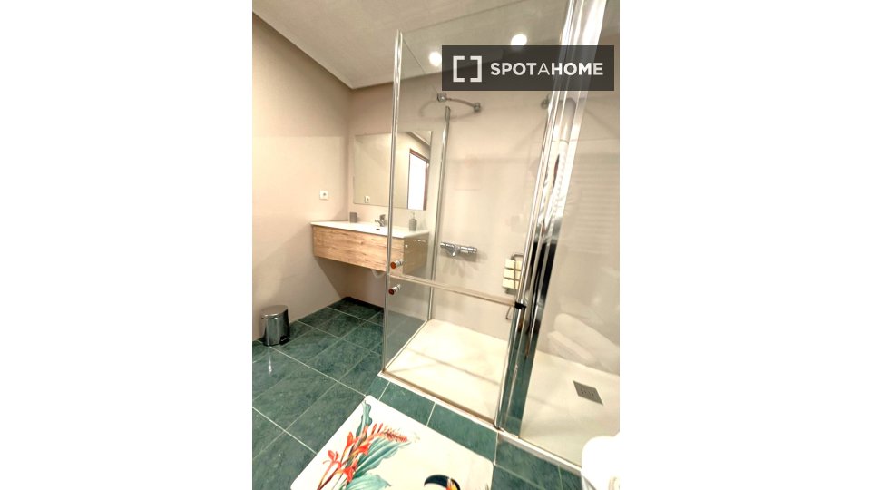 Double room Madrid, 8 beds, 170m² — photo 17