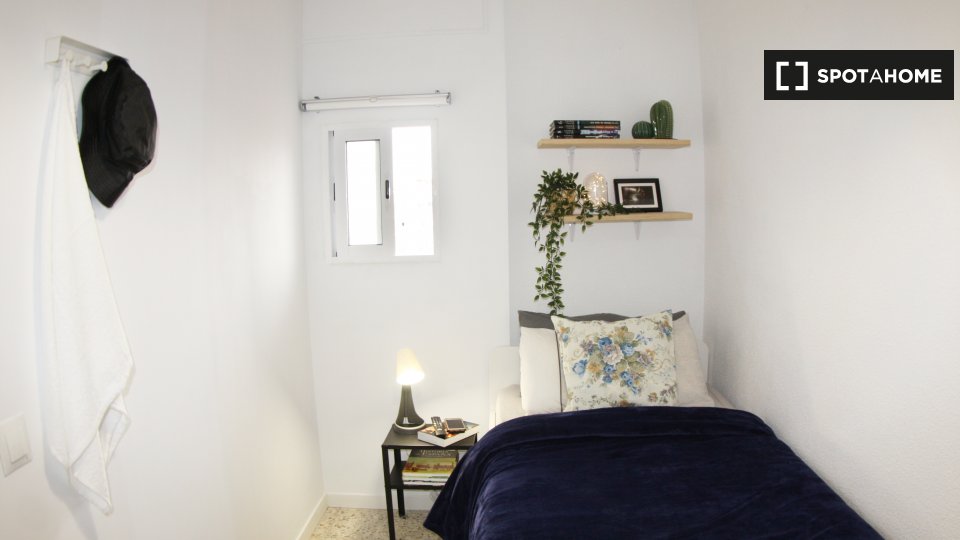 Double room Madrid, 5 beds, 100m² — photo 1