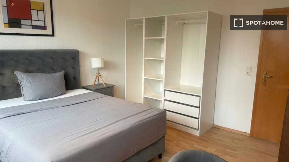 Double room Dusseldorf, 3 beds, 80m² — photo 5