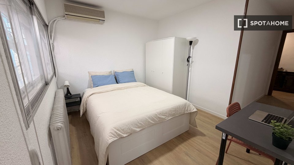 Habitación en piso compartido de 5 habitaciones en alquiler en Orcasitas
