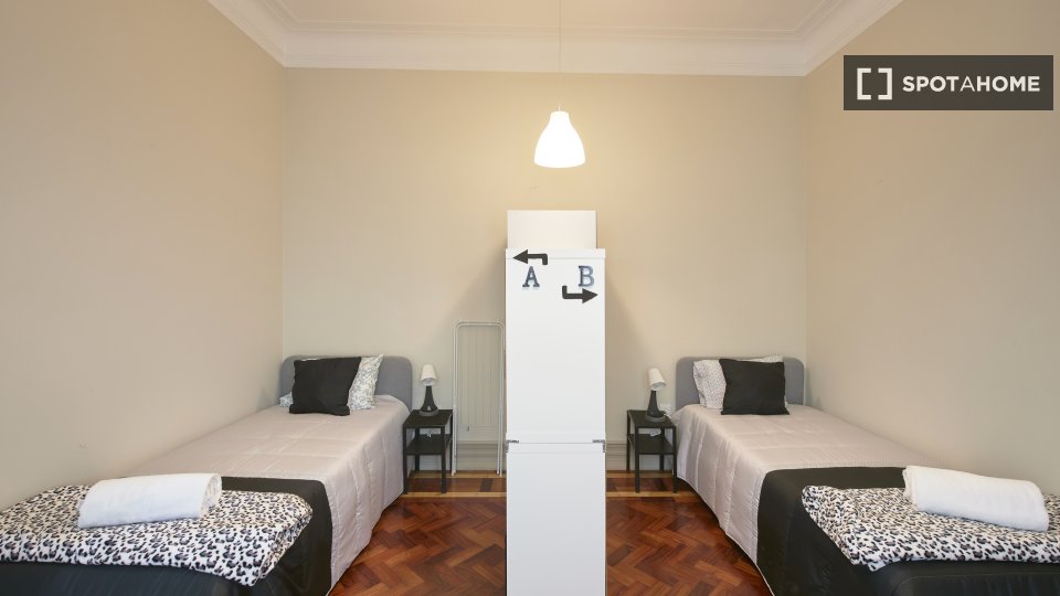 Double room Lisbon, 9 beds — photo 23