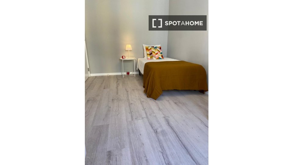 Double room Lisbon, 5 beds, 85m² — photo 22