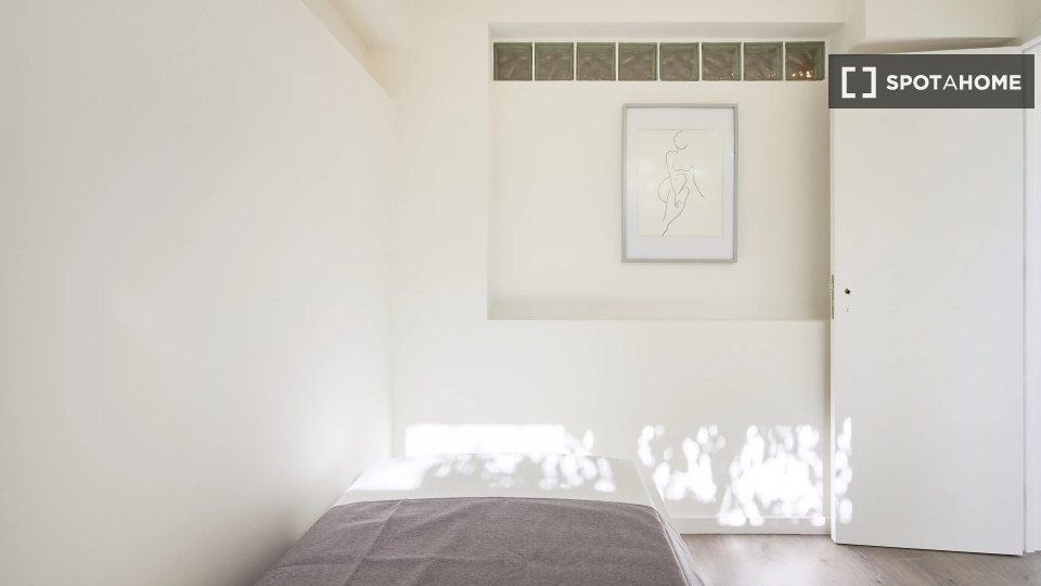 Double room Lisbon, 4 beds — photo 13