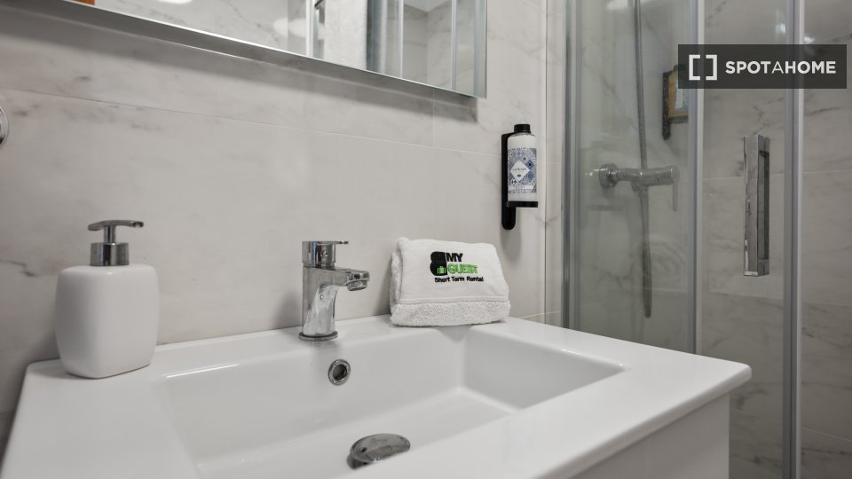 Apartment Lisbon, 2 beds, 70m² — photo 15