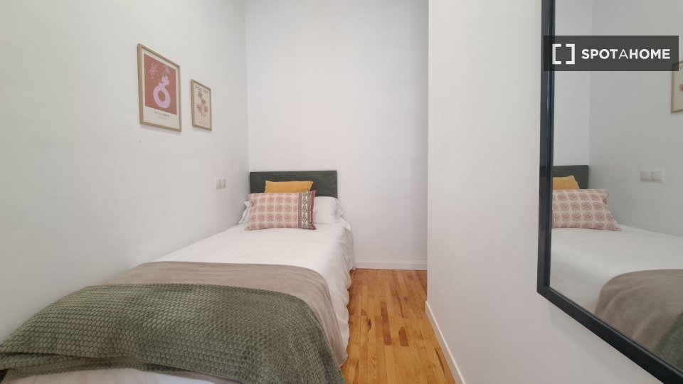 Double room Madrid, 14 beds, 200m² — photo 2