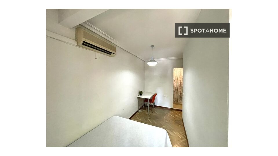 Double room Seville, 10 beds, 202m² — photo 1
