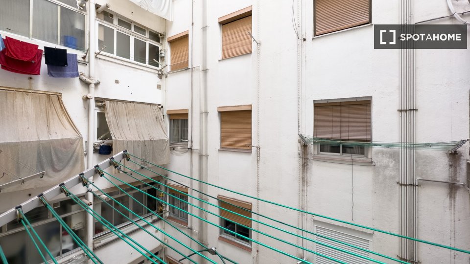 Apartment Barcelona, 4 beds, 75m² — photo 4