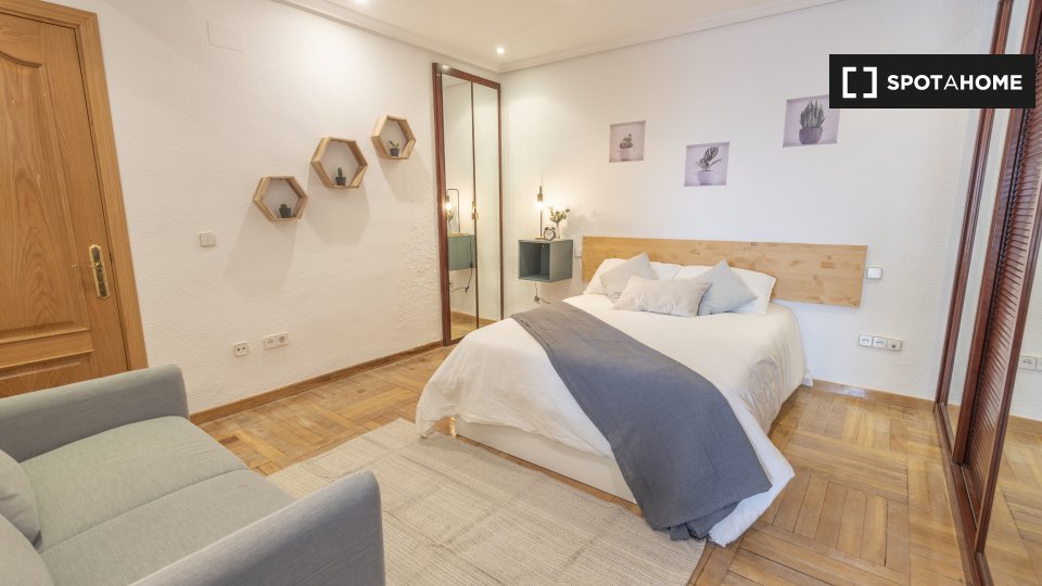 Double room Madrid, 6 beds, 150m² — photo 8