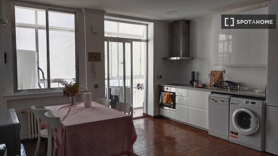 Double room Madrid, 3 beds, 140m² — photo 10