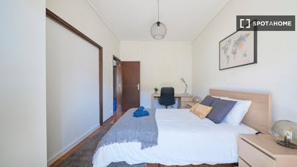 Double room Lisbon, 5 beds — photo 1