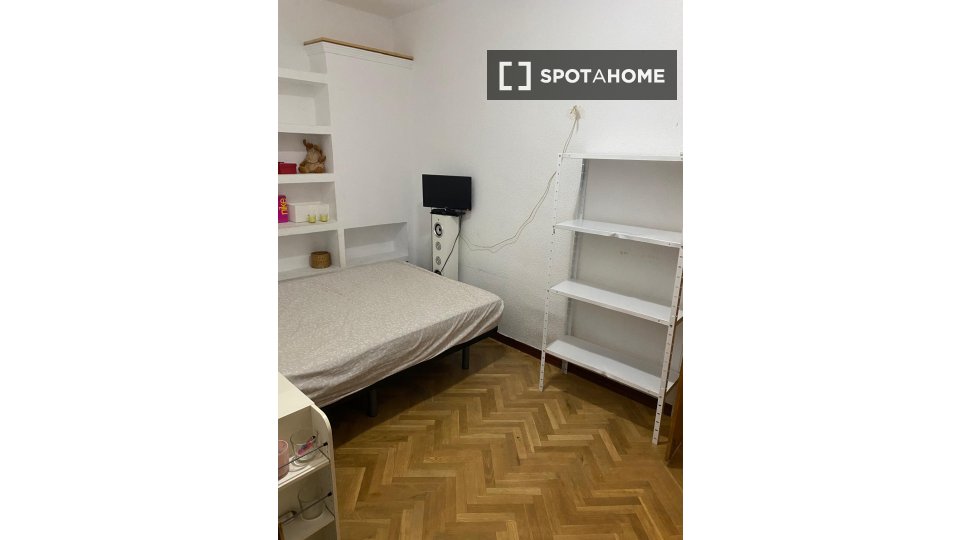 Double room Madrid, 3 beds — photo 16