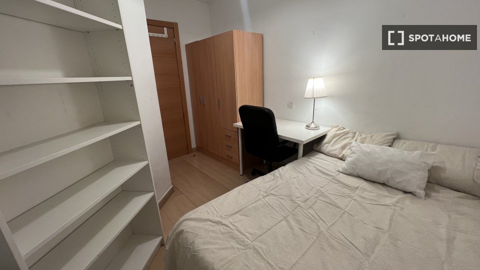 Double room Madrid, 3 beds — photo 15